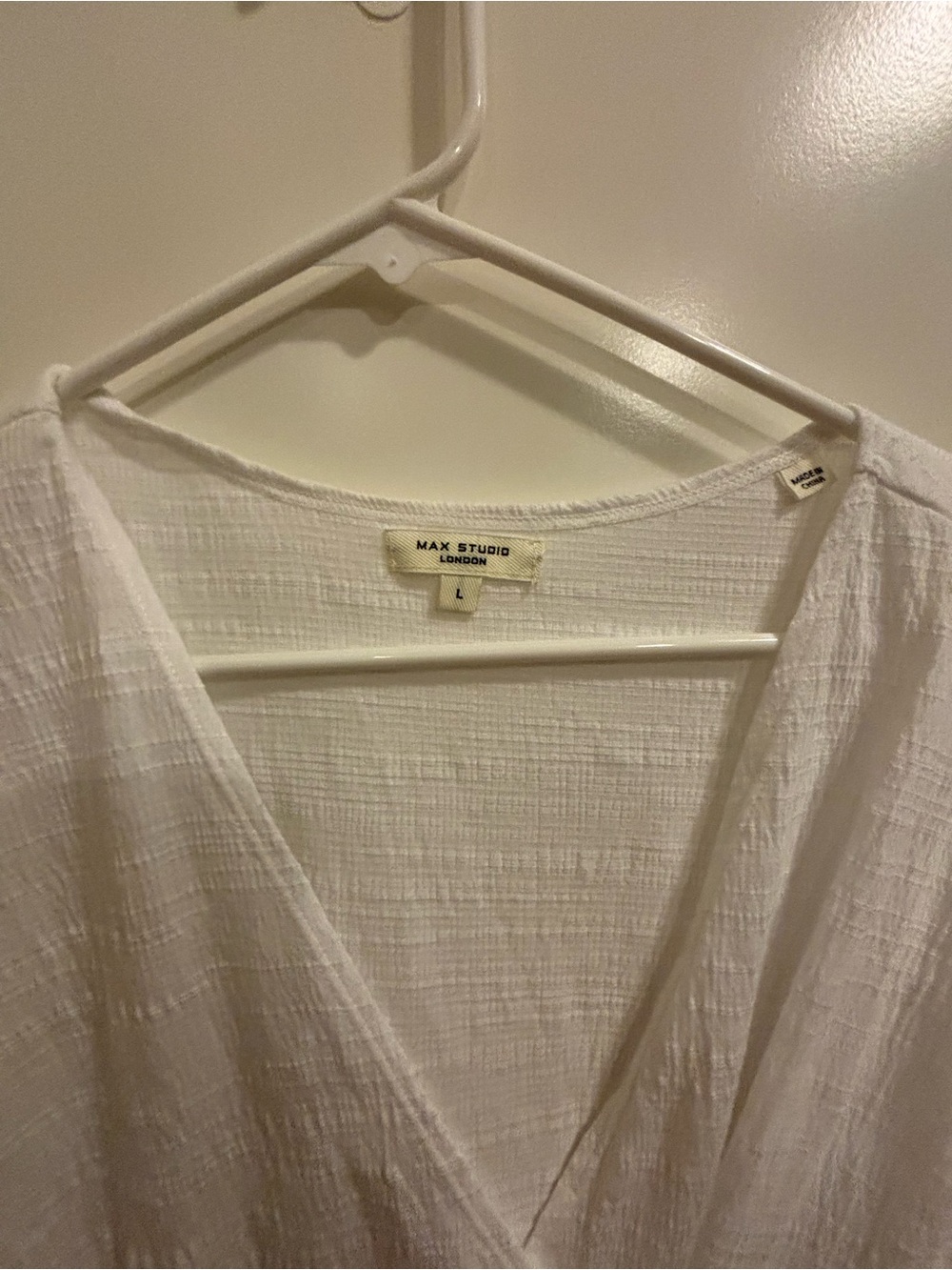 Women’s Sz Large Max Studio White Crinkle fitted V-Neck Blouse
